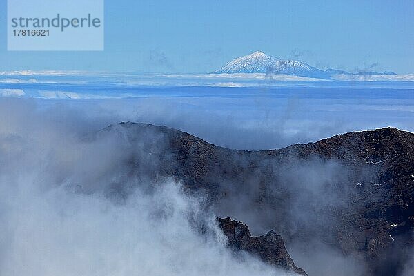In Wolken gehüllt  der Roque de los Muchachos im Nationalpark Caldera de Taburiente  La Palma  Kanarische Insel  Spanien  Europa
