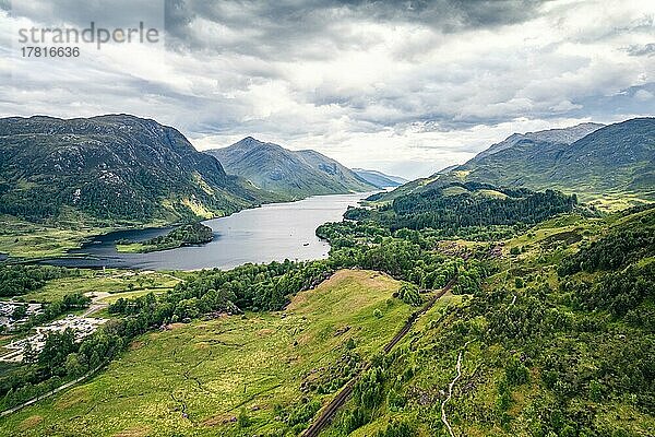 Glenfinnan Monument und Loch Shiel  West Highland  Schottland  UK