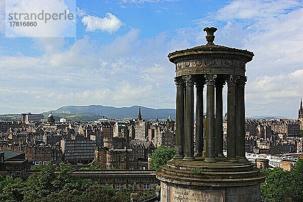 Edinburgh  Blick vom Calton Hill auf das Stadtzentrum  das Dugald Stewart-Denkmal im Vordergrund  Schottland  Großbritannien  Europa