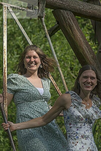 Zwei junge Mädchen schaukeln  Mecklenburg-Vorpommern  Deutschland  Europa