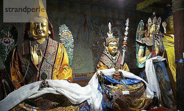 Buddhistische Lamastatuen mit Gebetstüchern  Kloster Thiksey oder Thikse Gompa  Ladakh  Indien  Asien
