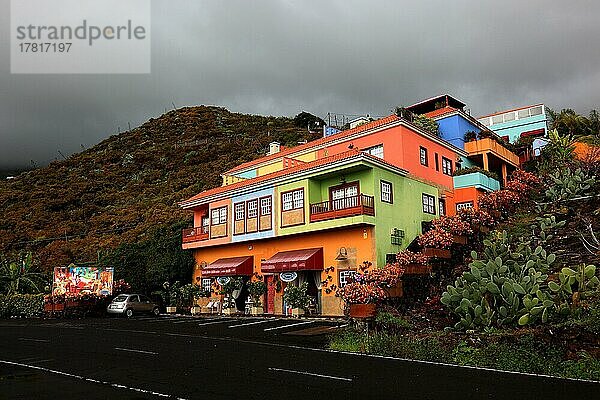 Buntes Wohnhaus und geschäftshaus im Ort La Rosa nahe Santa Cruze de La Palma  La Palma  Kanarische Insel  Spanien  Europa