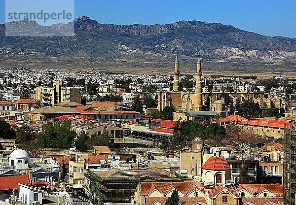 Lefkosa  Lefkosia  geteilte Hauptstadt von Nordzypern  Blick auf die Altstadt und die Selimiye Moschee  ehemalige Sophienkathedrale  Nordzypern