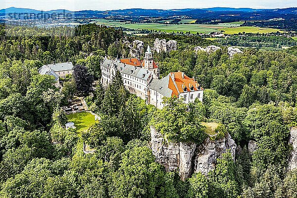 Luftaufnahme der Burg Hruba Skala  Böhmisches Paradies  Tschechische Republik  Europa