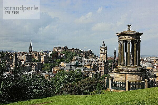 Edinburgh  Blick vom Calton Hill auf das Stadtzentrum  das Dugald Stewart-Denkmal im Vordergrund  Schottland  Großbritannien  Europa