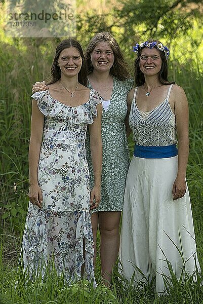 Drei junge Frauen festlich gekleidet  Mecklenburg  Vorpommern  Deutschlamnd