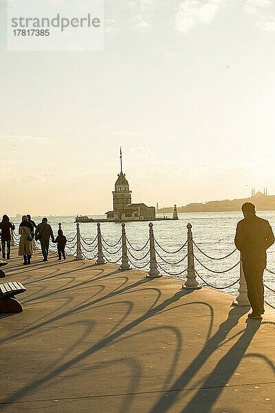 Menschen auf dem Weg zum Maidens Tower in der Mitte des Bosporus