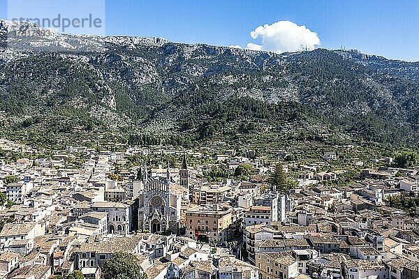 Luftaufnahme  Altstadt von Sóller  mit Kirche St. Bartholomäus  römisch-katholische Pfarrkirche  Sóller  hinten Gebirge  Serra de Tramuntana  Mallorca  Balearen  Spanien  Europa