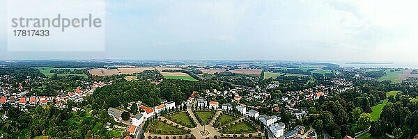 Luftbild Panorama über Putbus zeigt den Circus mit Obelisk  Rügen  Mecklenburg-Vorpommern  Deutschland  Europa