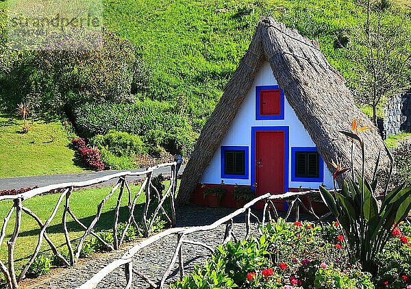 Insel Santana  landestypische historische Häuschen  Santanahäuser im Parque Tematico da Madeira  Madeira