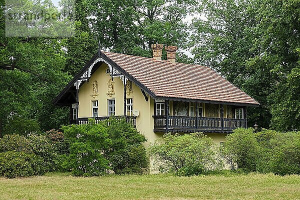 Kavalierhaus im Azaleen- und Rhododendronpark Kromlau  Gablenz  Sachsen  Deutschland  Europa