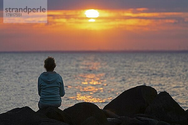 Frau sitzt auf Steinen  Sonnenuntergang  Steinbeck  Klütz  Mecklenburg-Vorpommern  Deutschland  Europa