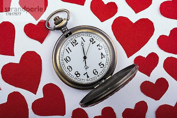 Liebeskonzept zum Valentinstag auf Retro-Uhr