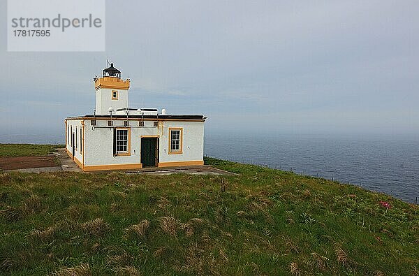 Highlands  Duncansby Head ist die Nordostspitze von Schottland  Leuchtturm am Kap  Schottland