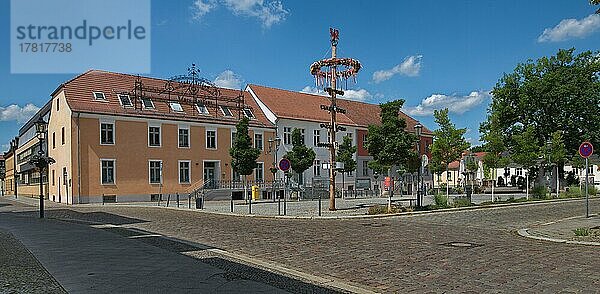 Marktplatz mit Maibaum und Rathaus in Teltow  Landkreis Potsdam-Mittelmark  Land Brandenburg  Deutschland  Europa