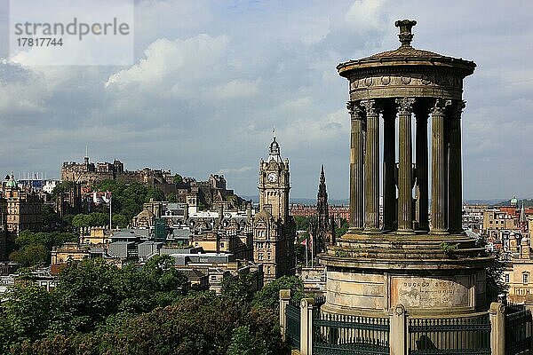 Edinburgh  Blick vom Calton Hill auf das Stadtzentrum  das Dugald Stewart-Denkmal im Vordergrund  Schottland  Großbritannien  Europa