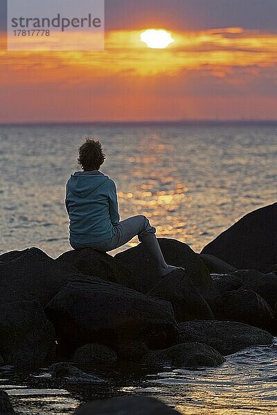 Frau sitzt auf Steinen  Sonnenuntergang  Steinbeck  Klütz  Mecklenburg-Vorpommern  Deutschland  Europa