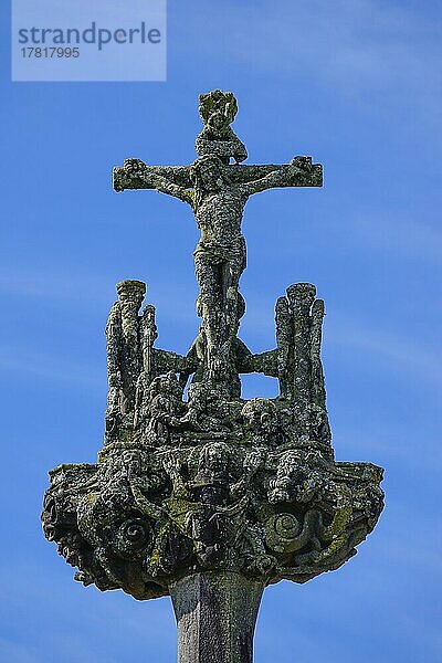 Jesus am Kreuz  Kreuzigungsgruppe Kalvarienberg Calvaire auf dem Triumphbogen  umfriedeter Pfarrbezirk Enclos paroissial Eglise Saint-Salomon de La Martyre  Departement Finistere  Region Bretagne  Frankreich  Europa