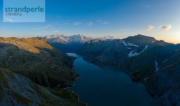 Luftaufnahme des Stausee Lac d Emosson mit den französischen Alpen im Hintergrund  Kanton Wallis  Schweiz  Europa