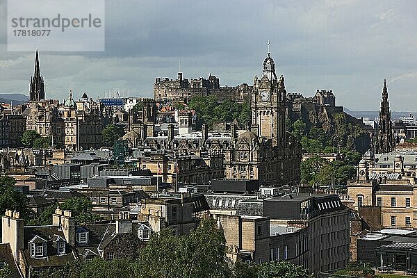Edinburgh  Blick vom Calton Hill auf das Stadtzentrum  Altstadt  Schottland  Großbritannien  Europa