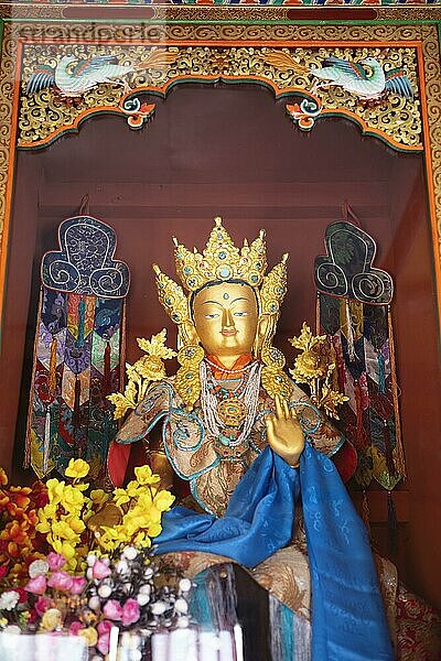 Lamastatue mit Gebetstuch  Thiksey Gompa  Ladakh  Indien  Asien