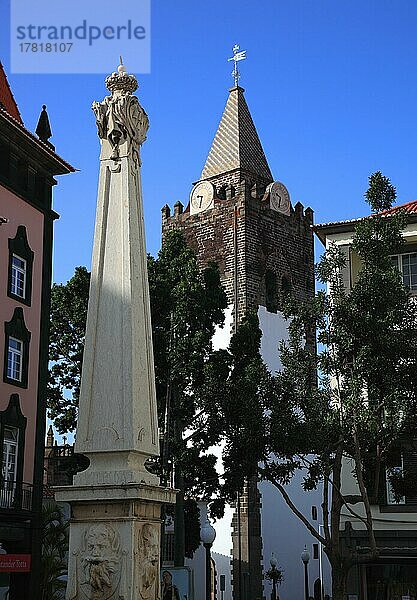 Funchal  Saeule am Platz Largo do Poco und die Kathedrale Se im Hintergrund  Madeira