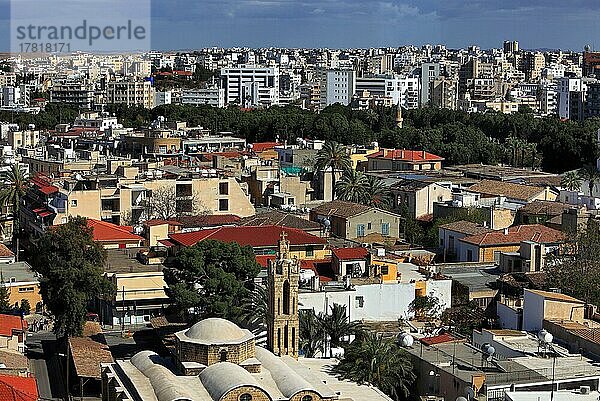 Lefkosia  Nikosia  geteilte Hauptstadt von Südzypern  Blick auf die Altstadt und die Kirche Faneromeni  Phaneromeni Kirche