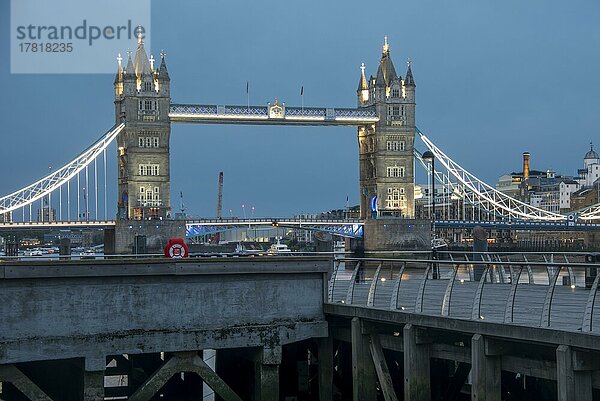 Tower Bridge  blaue Stunde  London  England  Großbritannien  Europa