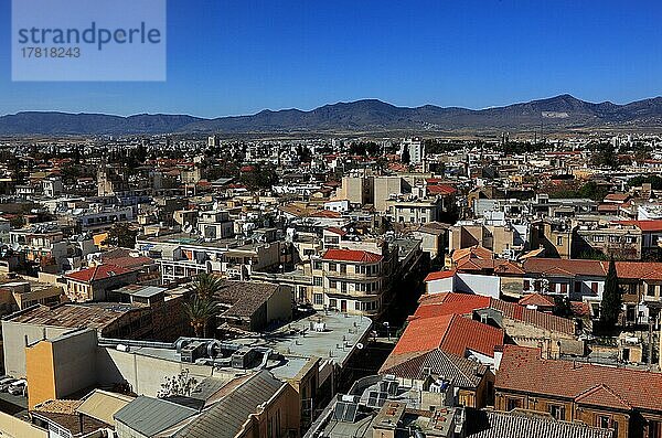 Lefkosa  Lefkosia  geteilte Hauptstadt von Nordzypern  Blick auf die Altstadt  Nordzypern