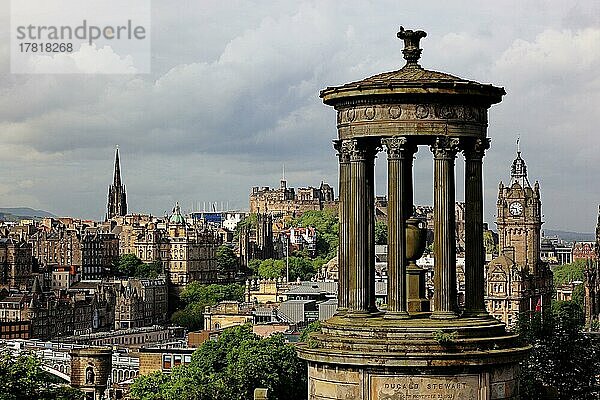 Edinburgh  Blick vom Calton Hill auf das Stadtzentrum  das Dugald Stewart-Denkmal im Vordergrund  Schottland  Großbritannien  Europa