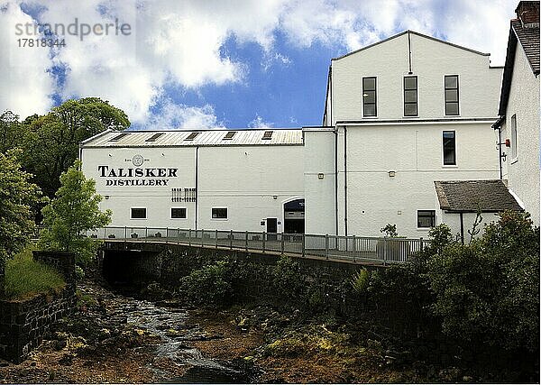 Innere Hebriden  Isle of Skye  Minginish Halbinsel  Gebaeude der Talisker Whisky Distillery  Schottland  Großbritannien  Europa