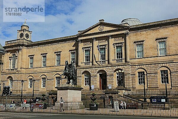 Edinburgh  General Register House in der Princes Street  davor die Statue des Duke of Wellington  General Register Office for Scotland  Schottland  Großbritannien  Europa