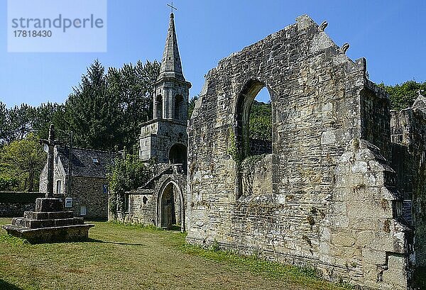 Ruine der Kapelle Pont-Christ im Stil der Gotik am Ufer des Elorn  La Roche-Maurice  Departement Finistere  Region Bretagne  Frankreich  Europa