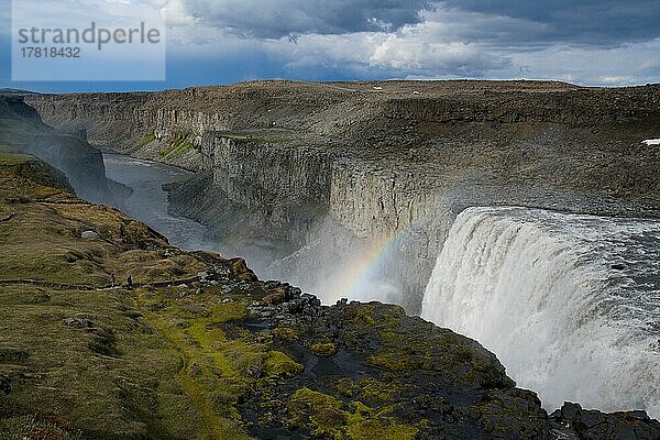 Wasserfall Dettifoss mit Regenbogen im Nordosten von Island