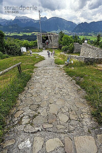 Blick auf die Alpen mit Aggenstein und Breitenberg in der Mitte  Burgruine Eisenberg bei Pfronten  Allgäu  Bayern  Deutschland  Europa