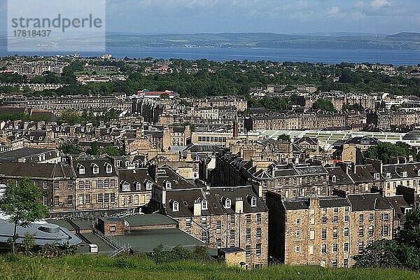 Edinburgh  Blick vom Calton Hill auf einenTeil der Stadt  Wohngegend und im Hintergrund das Meer  Schottland  Großbritannien  Europa