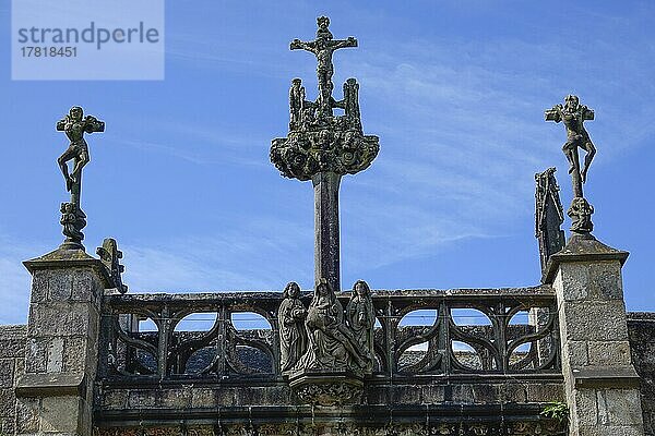 Kreuzigungsgruppe Kalvarienberg Calvaire auf dem Triumphbogen  umfriedeter Pfarrbezirk Enclos paroissial Eglise Saint-Salomon de La Martyre  Departement Finistere  Region Bretagne  Frankreich  Europa