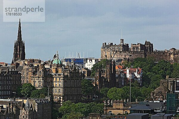 Edinburgh  Blick vom Calton Hill auf das Stadtzentrum  Altstadt  Schottland  Großbritannien  Europa