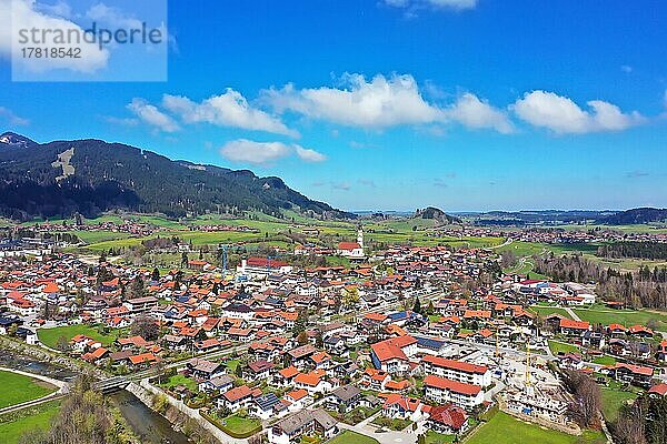 Luftbild von Pfronten bei schönem Wetter. Allgäu  Alpen  Bayern  Deutschland  Europa