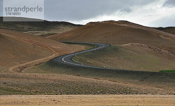 Kurven der Ringstraße nahe dem See Myvatn  Island  Europa