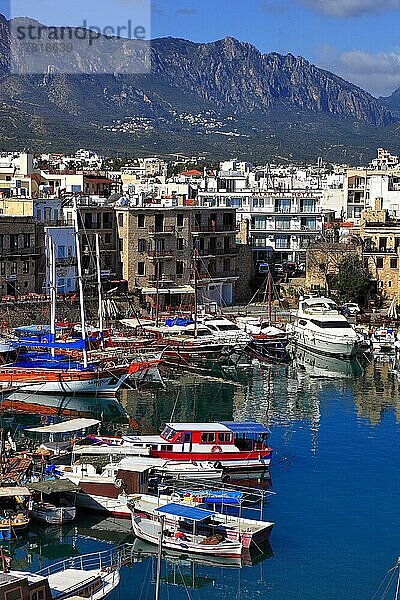 Girne  Kyrenia  Hafenstadt  Blick auf den Hafen und die Altstadt  Pentadaktylos-Gebirges im Hintergrund  Nordzypern