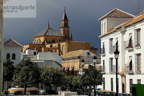 Stadt Carmona in der Provinz Sevilla  Kirche Santa Maria in der historischen Altstadt  Andalusien  Spanien  Europa