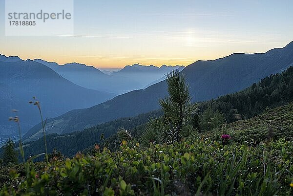 Berglandschaft  Sonnenaufgang in den Alpen  Europäischer Fernwanderweg E5  Zams  Tirol  Österreich  Europa