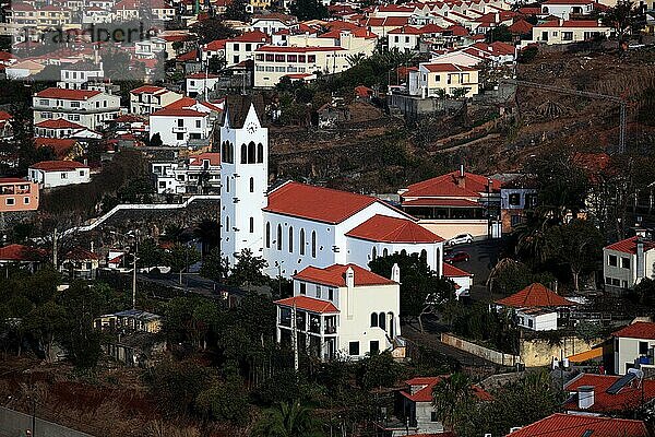 Blick auf Calheta und Gemeindekirche  Madeira