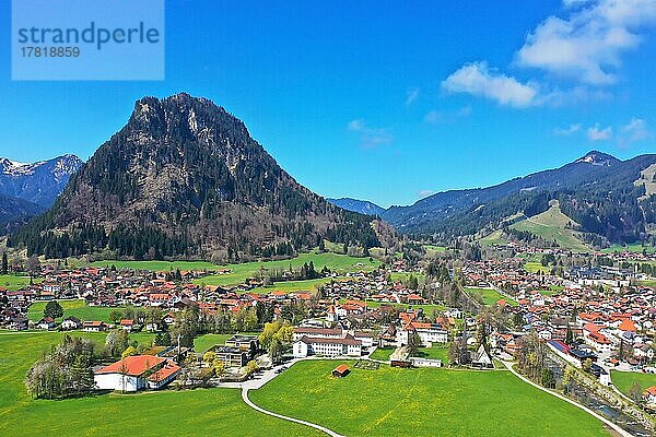 Luftbild von Pfronten bei schönem Wetter. Allgäu  Alpen  Bayern  Deutschland  Europa