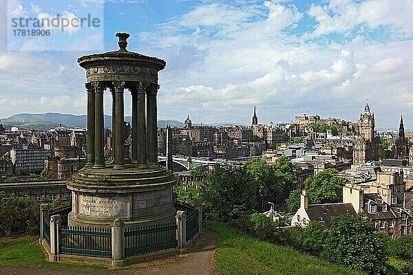 Edinburgh  Blick vom Calton Hill auf das Stadtzentrum  das Dugald Stewart-Denkmal im Vordergrund  Schottland  Großbritannien  Europa