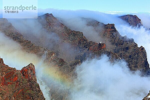 Auf dem Berg Roque de los Muchachos im Nationalpark Caldera de Taburiente  Wolken  Nebelschwaden umhüllen den Gipfel  La Palma  Kanarische Insel  Spanien  Europa