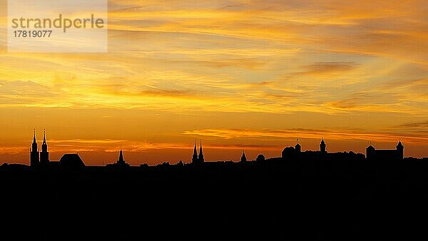 Skyline  leuchtend  rot  Abendhimmel  Silhouette nach Sonnenuntergang  von links Lorenzkirche  Friedenskirche  St. Sebald  Tiergärtnertorturm  Kaiserburg mit Heidenturm und Sinwellturm  ehemalige Kaiserstallung mit Fünfeckturm und Luginsland Turm  heute DHJ Jugendherberge  Altstadt Nürnberg  Mittelfanken  Franken  Bayern  Deutschland  Europa