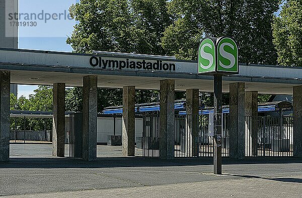 Eingang zum S-Bahnhof Olympiastadion in der Trakener Allee  Berlin  Deutschland  Europa