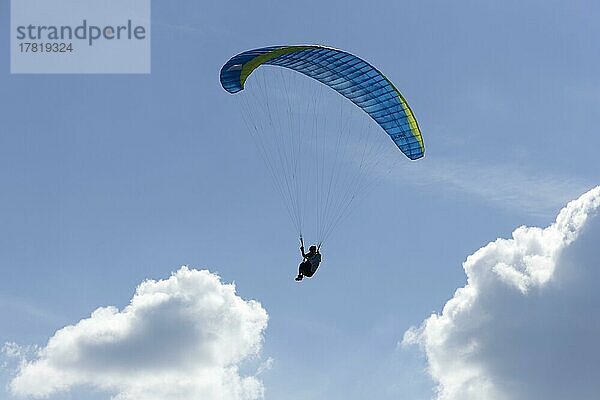 Paraglider vor Wolkenhimmel  Baden-Württemberg